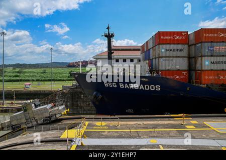 Panama, Pazifik und Atlantik. August 1914. Ein Frachtschiff fährt am 28. August 2024 durch die Miraflores Schleusen auf dem Panamakanal in der Nähe von Panama City, Panama. Der Panamakanal, der den Pazifik und den Atlantik verbindet, erstreckt sich über 80 Kilometer und ist eine der wichtigsten Handelswasserstraßen der Welt. Der Panamakanal wurde am 15. August 1914 offiziell eröffnet. In diesem Jahr jährt sich seine Eröffnung zum 110. Mal. Quelle: Li Muzi/Xinhua/Alamy Live News Stockfoto