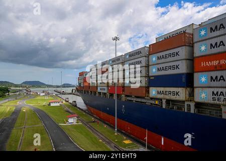 Panama, Pazifik und Atlantik. August 1914. Ein Frachtschiff fährt am 28. August 2024 durch die Miraflores Schleusen auf dem Panamakanal in der Nähe von Panama City, Panama. Der Panamakanal, der den Pazifik und den Atlantik verbindet, erstreckt sich über 80 Kilometer und ist eine der wichtigsten Handelswasserstraßen der Welt. Der Panamakanal wurde am 15. August 1914 offiziell eröffnet. In diesem Jahr jährt sich seine Eröffnung zum 110. Mal. Quelle: Li Muzi/Xinhua/Alamy Live News Stockfoto