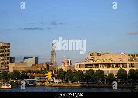 Ein Blick auf den Fluss auf die Royal Festival Hall, Queen Elizabeth Hall und die Purcell Rooms mit dem Shard im Hintergrund, vom Jubilee Footbri aus gesehen Stockfoto