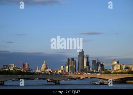 Ein Doppeldeckerbus überquert die Waterloo Bridge über die Themse, mit den Wolkenkratzern der City of London im Hintergrund. Waterloo Bridge, Lond Stockfoto