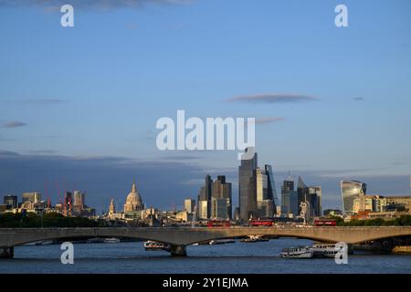 Ein Doppeldeckerbus überquert die Waterloo Bridge über die Themse, mit den Wolkenkratzern der City of London im Hintergrund. Waterloo Bridge, Lond Stockfoto