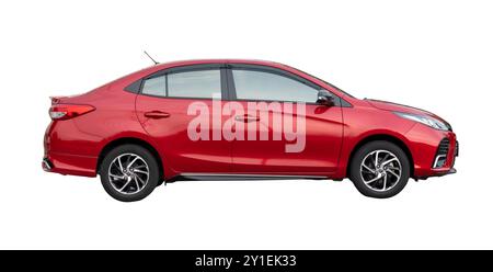 Seitenansicht des roten Limousinenwagens ist isoliert auf weißem Hintergrund mit Beschneidungspfad. Stockfoto