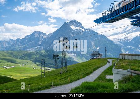 Grindelwald, Schweiz - 20. Juli 2024: Gondelseilbahn-Station in Grindelwald erste in den Schweizer Alpen Stockfoto