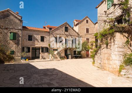 Škor-Platz (kroatisch; 'Trg Škor') Stari Grad (Altstadt, Zentrum). Insel Hvar. Kroatien. Wunderschöner Frühlings-/Sommertag mit Sonne und blauem Himmel. (138) Stockfoto