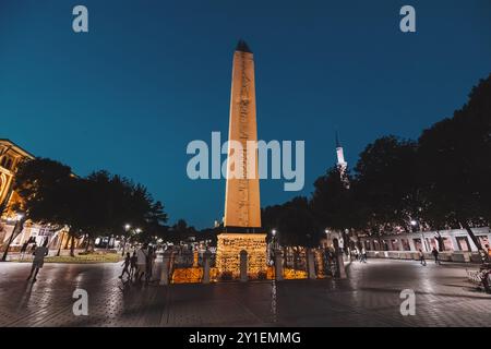 9. Juli 2024, Istanbul, Türkei: Antike ägyptische Obelisken, beleuchtet bei Nacht auf dem Sultanahmet-Platz, einem berühmten Wahrzeichen umgeben von historischem Archit Stockfoto