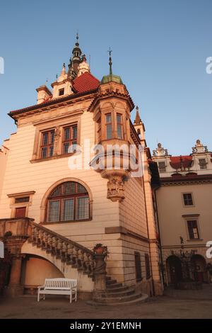 Prag, Tschechische republik - 29. Oktober 2021: Ecke eines kunstvollen europäischen Gebäudes bei Sonnenuntergang im Pruhonice Park Stockfoto