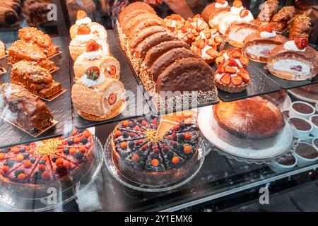 Eine köstliche Auswahl an Kuchen und Gebäck in einer Bäckerei mit einer Vielzahl von Gourmet-Desserts und süßen Leckereien Stockfoto