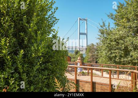 Historische Brücke in Istanbul bei Sonnenuntergang, die den Charme der alten Welt mit moderner Architektur verbindet, da sie Asien und Europa verbindet Stockfoto