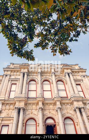 10. Juli 2024, Istanbul, Turkiye: Verzierte Fassade des Beylerbeyi-Palastes in Istanbul, eine große osmanische Residenz am Ufer, mit malerischer Aussicht Stockfoto