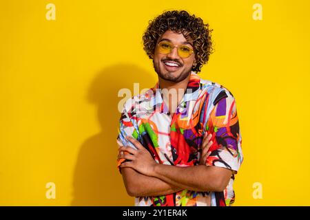 Foto des netten jungen Mannes überkreuzte Arme tragen Hemd isoliert auf gelbem Hintergrund Stockfoto