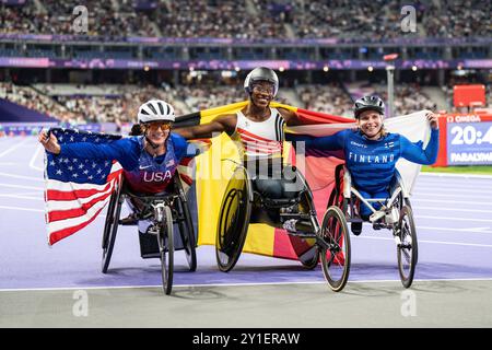 Tatyana McFadden vom Team USA (links) gewinnt Silber, Léa Bayekula vom Team Belgien (Mitte) gewinnt Gold und Amanda Kotaja vom Team Finnland (links) erhält Bronze Stockfoto