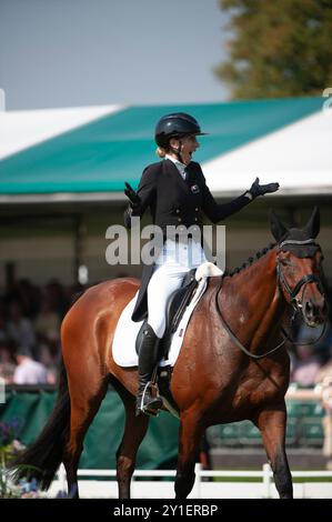 Stamford, Großbritannien. September 2024. Monica Spencer reitende Künstlerin repräsentierte Neuseeland während der Dressur-Phase am 2. Tag der Defender Burghley Horse Trials 2024 auf dem Gelände des Burghley House in Stamford, Lincolnshire, England. Quelle: Jonathan Clarke/Alamy Live News Stockfoto