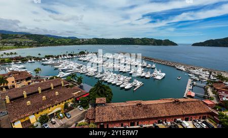 Wunderschöner Blick aus der Vogelperspektive auf die luxuriösen Wohnhäuser und Hotels in Herradura Beach 'Mariana Los Sueños' in Costa Rica Stockfoto