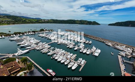 Wunderschöner Blick aus der Vogelperspektive auf die luxuriösen Wohnhäuser und Hotels in Herradura Beach 'Mariana Los Sueños' in Costa Rica Stockfoto