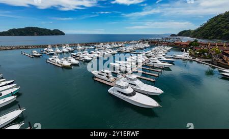 Wunderschöner Blick aus der Vogelperspektive auf die luxuriösen Wohnhäuser und Hotels in Herradura Beach 'Mariana Los Sueños' in Costa Rica Stockfoto