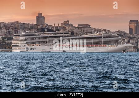 10. Juli 2024, Istanbul, Türkei: Das luxuriöse Kreuzfahrtschiff MSC Splendida im Hafen von Istanbul bietet ein gehobenes Erlebnis für Sommerreisende. Stockfoto