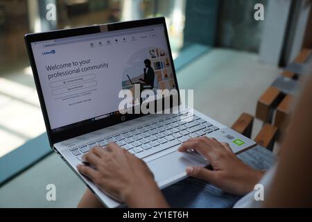 In dieser Fotoabbildung durchsucht eine Frau die LinkedIn-Website auf ihrem Laptop. Stockfoto