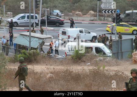 Israelische Truppen und Polizisten versammeln sich an einer Bushaltestelle in der Nähe der israelischen Siedlung Ariel, neben der Stadt Salfit, wo ein palästinensischer Jugendlicher versuchte, einen Soldaten zu erstechen, bevor er von anderen Soldaten erschossen und getötet wurde. Während der letzten Woche waren die Spannungen zwischen israelischen Siedlern und Palästinensern hoch: Eine 45-jährige Palästinenserin wurde am vergangenen Freitag von israelischen Siedlern getötet, die in der Nähe des Zaatara-Kontrollpunkts in Nablus Steine auf ihr Fahrzeug schleuderten. Der Ort des Vorfalls befand sich in der Nähe des Industriegebiets von Barkan, wo ein palästinensischer Mann zwei israelische Mitarbeiter tötete und acht Tage lang eine weitere Frau verletzte Stockfoto