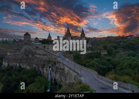 Sonnenuntergang über der Burg Kamianets-Podilskyi: Das mittelalterliche Edelsteinkonzept der Ukraine Stockfoto