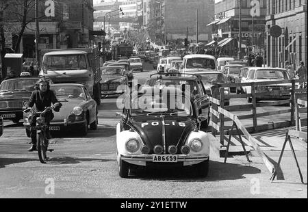 VOLKSWAGEN Käfer als Polizeiauto in Stockholm Verkehr als Einsatzfahrzeug Stockfoto