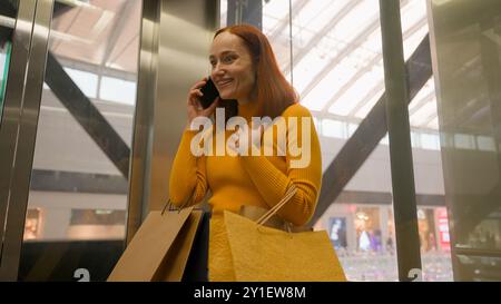 Glückliches Lachen kaukasische Geschäftsfrau weibliches Mädchen Geschäftsfrau Käufer sprechendes Gerät Telefon Smartphone Online-Anruf Handy Handy Handy Handy-Gespräch Halten viele Stockfoto