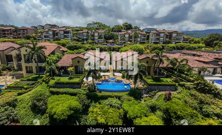 Wunderschöner Blick aus der Vogelperspektive auf die luxuriösen Wohnhäuser und Hotels in Herradura Beach 'Mariana Los Sueños' in Costa Rica Stockfoto