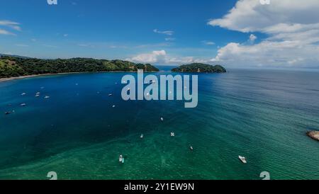 Wunderschöner Blick auf die Mariana in Herradura Beach 'Mariana Los Sueños' in Costa Rica, mit Luxusbooten und Yachten Stockfoto