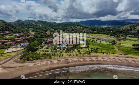 Wunderschöner Blick aus der Vogelperspektive auf die luxuriösen Wohnhäuser und Hotels in Herradura Beach 'Mariana Los Sueños' in Costa Rica Stockfoto