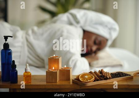 Genießen Sie eine entspannende Spa-Behandlung mit Aromatherapie-Kerzen Stockfoto