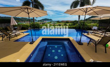 Wunderschöner Blick aus der Vogelperspektive auf die luxuriösen Wohnhäuser und Hotels in Herradura Beach 'Mariana Los Sueños' in Costa Rica Stockfoto