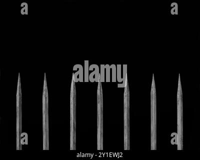 Stahlzaun mit spitzen Stangen als Metallzähne (Schwarzweiß mit Kopierraum) Stockfoto