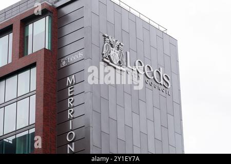 Leeds England: 4. Juni 2024: Das Gebäude des Stadtrates von Leeds steht hoch vor einem bewölkten Himmel und zeigt seine unverwechselbare Architektur. Die Beschilderung p Stockfoto