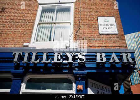 Newcastle UK: 8. Juli 2024: Tilley's Bar an der Thornton Street mit blauem Außenschild und Granger Town Schild Stockfoto