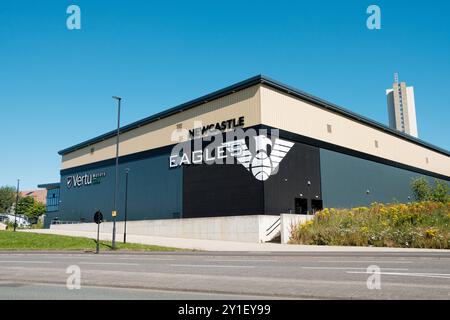 Newcastle UK: 8. Juli 2024: Außenansicht des Scotswood Road Newcastle Eagles Basketballstadions mit Beschilderung an einem sonnigen blauen Himmel. Vertu Motors Arena Stockfoto