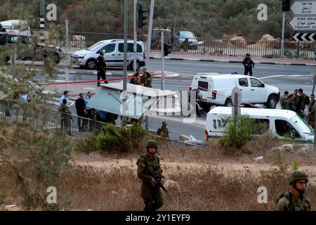 Israelische Truppen und Polizisten versammeln sich an einer Bushaltestelle in der Nähe der israelischen Siedlung Ariel, neben der Stadt Salfit, wo ein palästinensischer Jugendlicher versuchte, einen Soldaten zu erstechen, bevor er von anderen Soldaten erschossen und getötet wurde. Während der letzten Woche waren die Spannungen zwischen israelischen Siedlern und Palästinensern hoch: Eine 45-jährige Palästinenserin wurde am vergangenen Freitag von israelischen Siedlern getötet, die in der Nähe des Zaatara-Kontrollpunkts in Nablus Steine auf ihr Fahrzeug schleuderten. Der Ort des Vorfalls befand sich in der Nähe des Industriegebiets von Barkan, wo ein palästinensischer Mann zwei israelische Mitarbeiter tötete und acht Tage lang eine weitere Frau verletzte Stockfoto