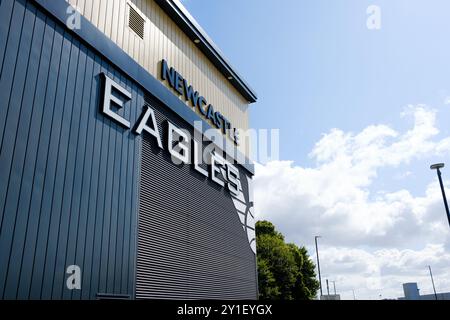 Newcastle UK: 8. Juni 2024: Außenansicht des Newcastle Eagles Basketballstadions mit Beschilderung an einem sonnigen blauen Himmel. Vertu Motors Arena Stockfoto