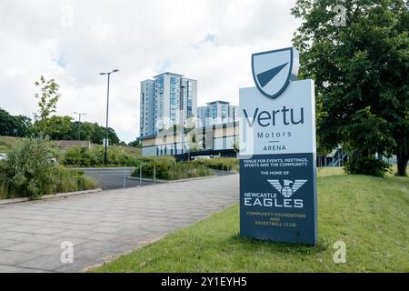 Newcastle UK: 8. Juni 2024: Außenansicht des Newcastle Eagles Basketballstadions mit Beschilderung an einem sonnigen blauen Himmel. Vertu Motors Arena Stockfoto