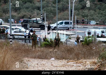 Israelische Truppen und Polizisten versammeln sich an einer Bushaltestelle in der Nähe der israelischen Siedlung Ariel, neben der Stadt Salfit, wo ein palästinensischer Jugendlicher versuchte, einen Soldaten zu erstechen, bevor er von anderen Soldaten erschossen und getötet wurde. Während der letzten Woche waren die Spannungen zwischen israelischen Siedlern und Palästinensern hoch: Eine 45-jährige Palästinenserin wurde am vergangenen Freitag von israelischen Siedlern getötet, die in der Nähe des Zaatara-Kontrollpunkts in Nablus Steine auf ihr Fahrzeug schleuderten. Der Ort des Vorfalls befand sich in der Nähe des Industriegebiets von Barkan, wo ein palästinensischer Mann zwei israelische Mitarbeiter tötete und acht Tage lang eine weitere Frau verletzte Stockfoto