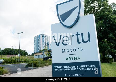 Newcastle UK: 8. Juni 2024: Außenansicht des Newcastle Eagles Basketballstadions mit Beschilderung an einem sonnigen blauen Himmel. Vertu Motors Arena Stockfoto