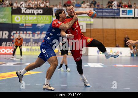 Jo Gerrit GENZ (TuS N-Lübbecke, #02) erzielt ein Tor, Aktion, Torwurf, Links Max SANTOS (HBW Balingen-Weilstetten, #14) HBW Balingen-Weilstetten (HBW) vs. TuS N-Lübbecke (NLB), Handball, Maenner, Daikin 2. Handball-Bundesliga (2.HBL), 1. Spieltag, Spielzeit 2024/2025, 06.09.2024 Foto: Eibner-Pressefoto/Oliver Schmidt Stockfoto