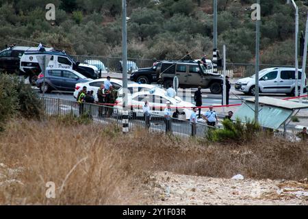 Israelische Truppen und Polizisten versammeln sich an einer Bushaltestelle in der Nähe der israelischen Siedlung Ariel, neben der Stadt Salfit, wo ein palästinensischer Jugendlicher versuchte, einen Soldaten zu erstechen, bevor er von anderen Soldaten erschossen und getötet wurde. Während der letzten Woche waren die Spannungen zwischen israelischen Siedlern und Palästinensern hoch: Eine 45-jährige Palästinenserin wurde am vergangenen Freitag von israelischen Siedlern getötet, die in der Nähe des Zaatara-Kontrollpunkts in Nablus Steine auf ihr Fahrzeug schleuderten. Der Ort des Vorfalls befand sich in der Nähe des Industriegebiets von Barkan, wo ein palästinensischer Mann zwei israelische Mitarbeiter tötete und acht Tage lang eine weitere Frau verletzte Stockfoto