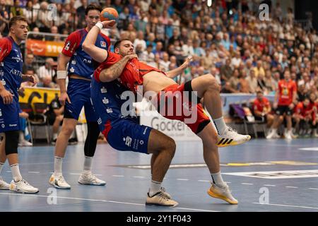 Yannick DRAEGER (TuS N-Lübbecke, #14) im Zweikampf gegen Max SANTOS (HBW Balingen-Weilstetten, #14) HBW Balingen-Weilstetten (HBW) vs. TuS N-Lübbecke (NLB), Handball, Maenner, Daikin 2. Handball-Bundesliga (2.HBL), 1. Spieltag, Spielzeit 2024/2025, 06.09.2024 Foto: Eibner-Pressefoto/Oliver Schmidt Stockfoto