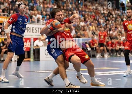 Yannick DRAEGER (TuS N-Lübbecke, #14) im Zweikampf gegen Max SANTOS (HBW Balingen-Weilstetten, #14) HBW Balingen-Weilstetten (HBW) vs. TuS N-Lübbecke (NLB), Handball, Maenner, Daikin 2. Handball-Bundesliga (2.HBL), 1. Spieltag, Spielzeit 2024/2025, 06.09.2024 Foto: Eibner-Pressefoto/Oliver Schmidt Stockfoto