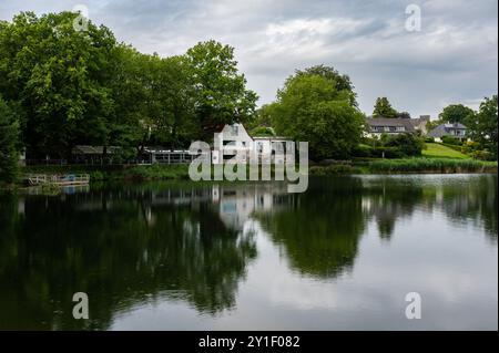 Aachen, 26. Juli 2024 - natürliche Reflexionen des Diepenbenden Wasserteichs Stockfoto