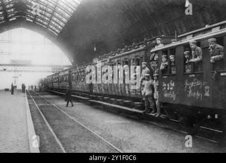 1914 Regiment deutscher Soldaten aus dem Ersten Weltkrieg im Bahnhof Malines/Mechelen, Belgien, wartet auf den Transport an die Front in Frankreich während des Ersten Weltkriegs Stockfoto