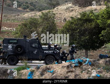 Palästinensische Demonstranten stoßen am 2. Dezember 2018 bei einer Kundgebung für Jerusalem in der Nähe der Westjordanstadt Nablus mit den israelischen Streitkräften zusammen. Palästinensische Demonstranten waren zum Hawara-Kontrollpunkt im Süden von Nablus marschiert, um gegen die jüngsten israelischen Verstöße in Ost-Jerusalem zu protestieren. Israelische Soldaten feuerten Tränengas und Gummigeschosse auf Demonstranten, die Steine auf sie schleuderten. Mehrere Demonstranten, darunter auch Pressevertreter, waren von Tränengas betroffen Stockfoto
