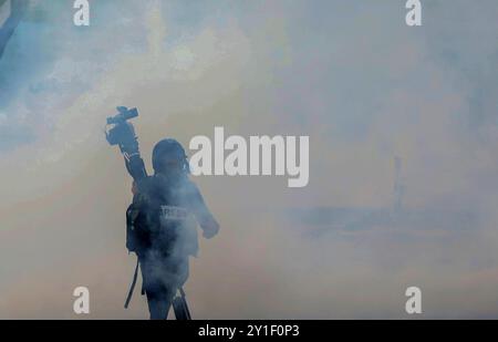 Palästinensische Demonstranten stoßen am 2. Dezember 2018 bei einer Kundgebung für Jerusalem in der Nähe der Westjordanstadt Nablus mit den israelischen Streitkräften zusammen. Palästinensische Demonstranten waren zum Hawara-Kontrollpunkt im Süden von Nablus marschiert, um gegen die jüngsten israelischen Verstöße in Ost-Jerusalem zu protestieren. Israelische Soldaten feuerten Tränengas und Gummigeschosse auf Demonstranten, die Steine auf sie schleuderten. Mehrere Demonstranten, darunter auch Pressevertreter, waren von Tränengas betroffen Stockfoto