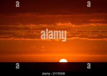 Der Sonnenaufgang über dem Atlantik in Assateague Island National Seashore, Maryland Stockfoto
