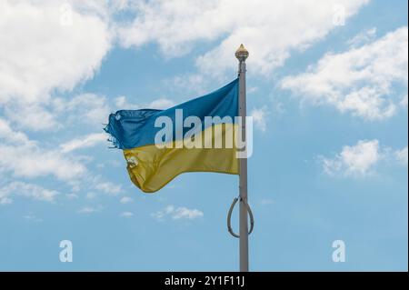 Ukrainische Flagge auf einem Fahnenmast am Himmel Stockfoto