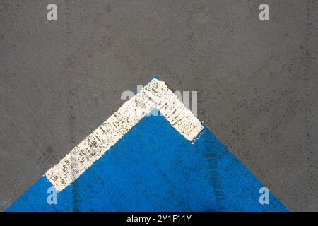 Blaue, weiße und graue Oberfläche. Nahaufnahme des Parkplatzes Stockfoto